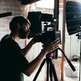 ΑΠΟ ΤΗ ΜΕΓΑΛΗ ΟΘΟΝΗ ΣΤΙΣ ΠΛΑΤΦΟΡΜΕΣ: ΠΩΣ ΑΛΛΑΖΕΙ Ο ΧΑΡΤΗΣ ΓΙΑ ΣΚΗΝΟΘΕΤΕΣ ΚΑΙ ΣΕΝΑΡΙΟΓΡΑΦΟΥΣ